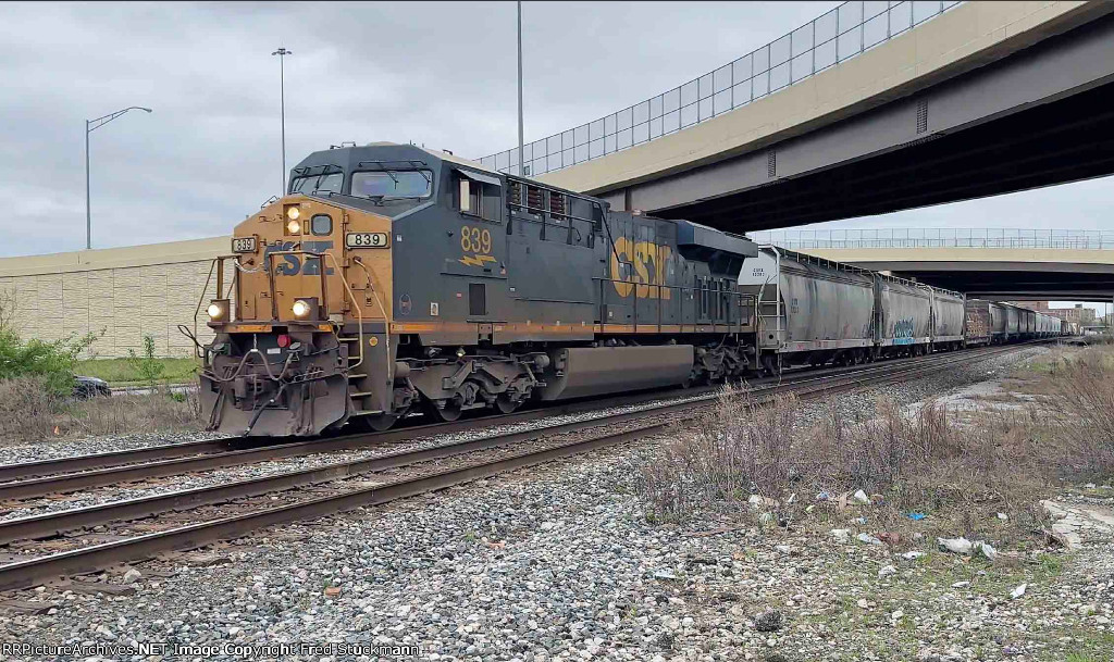 CSX 839 leads M369.